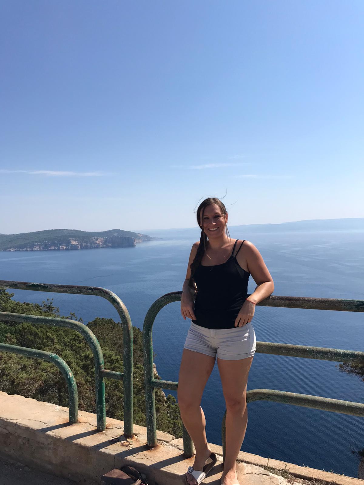 ALT "photo de moi en vacance en Sardaigne, avec une vue sur la mer"
