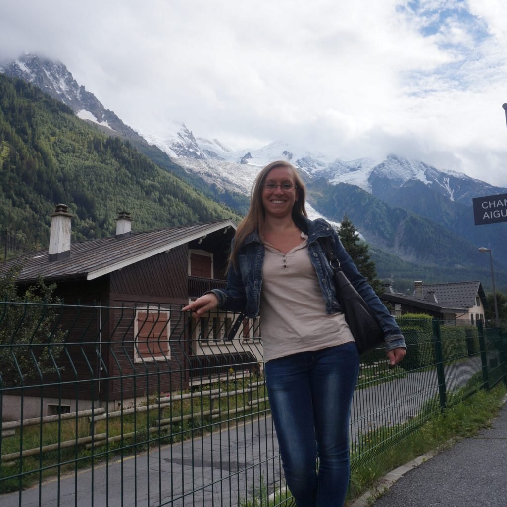 ALT" moi en photo à Chamonix avec en arrière plan le mont blanc"