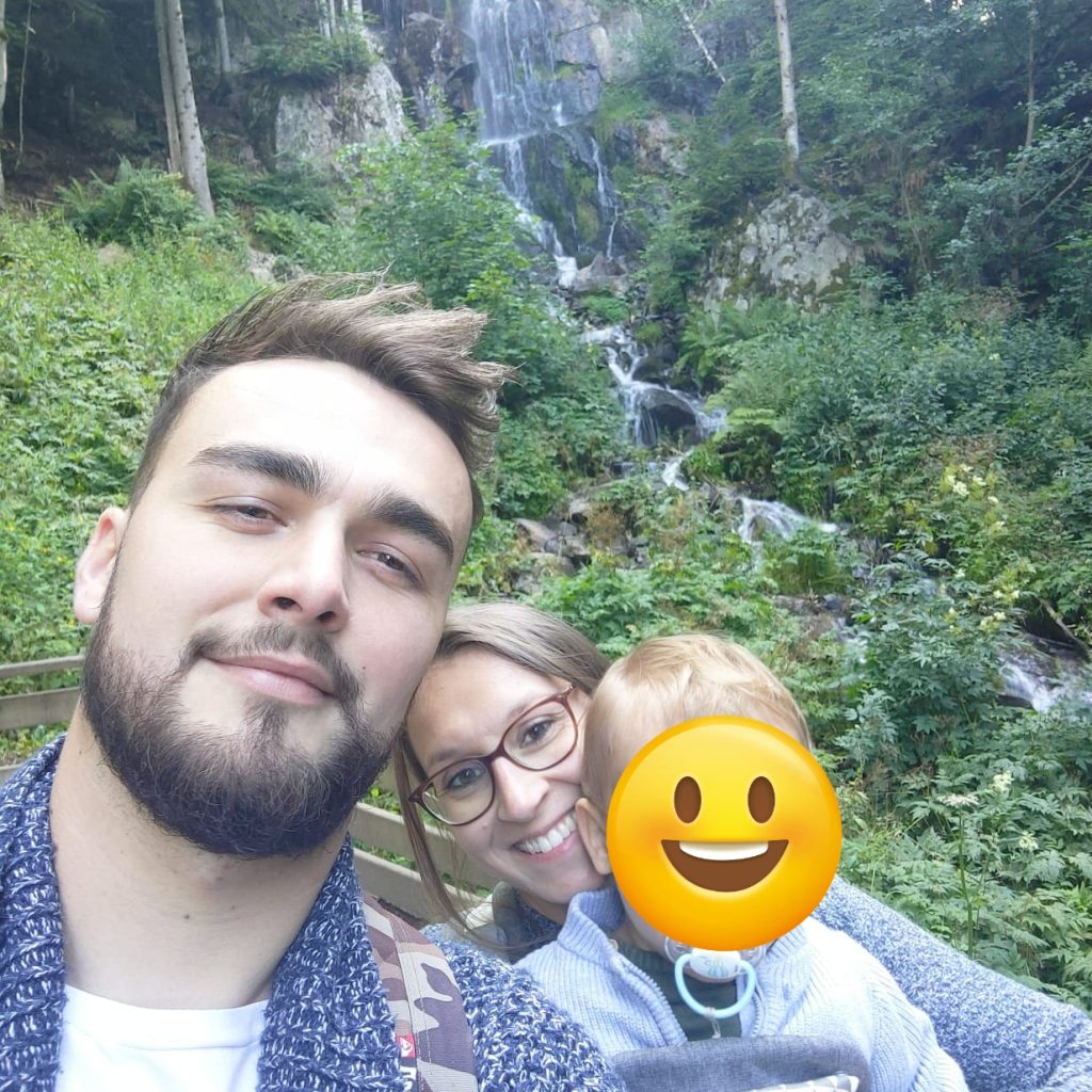 ALT" photo de famille dans en Alsace avec cascade en arrière plan"